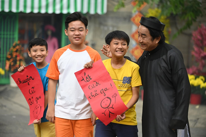 Chiếc xe con chuột thu mua chuyện cũ không vui, đổi lấy những niềm vui ngập tràn cho năm mới.