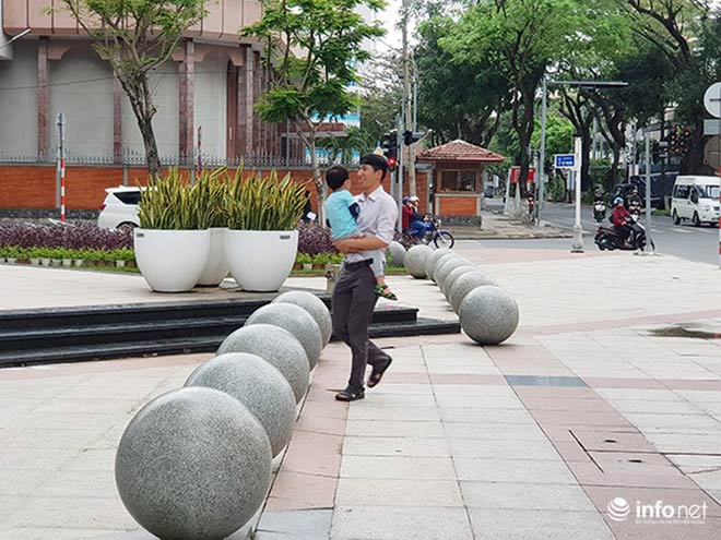 Nên di dời 43 quả cầu đá "quây" trước Trung tâm Hành chính TP Đà Nẵng? - 11