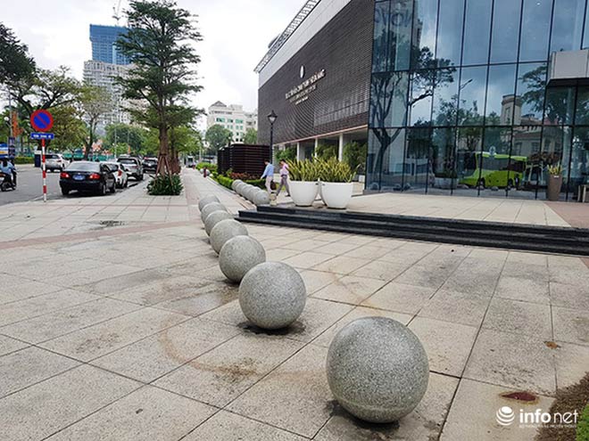 Nên di dời 43 quả cầu đá "quây" trước Trung tâm Hành chính TP Đà Nẵng? - 2