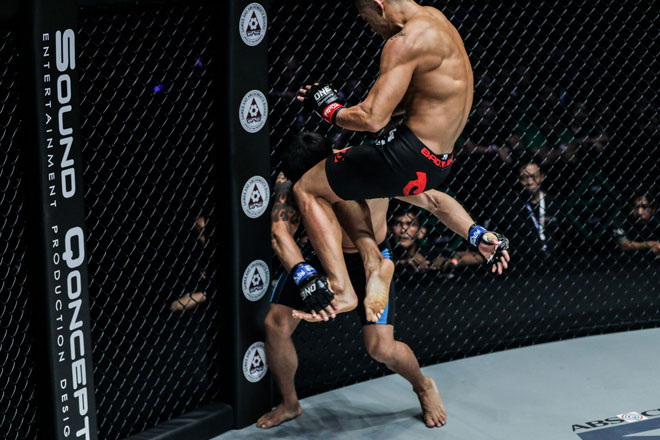 Martin Nguyễn hạ knock-out&nbsp;Narantungalag Jadambaa với pha tung gối