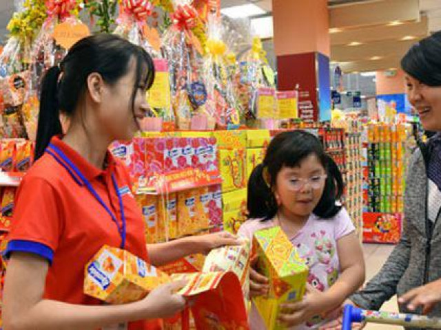 Thị trường - Tiêu dùng - Hàng Tết vào mùa khuyến mãi đậm, giảm giá gần 50%