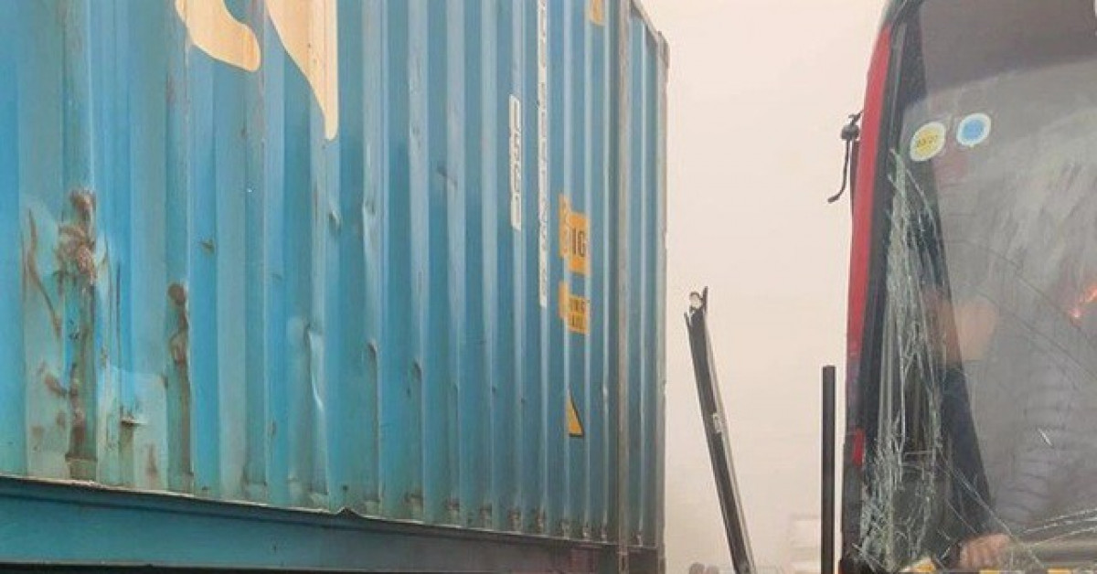 Tin tức trong ngày - Công an Vân Hồ nói về vụ xe container "dìu" xe khách đổ đèo mất phanh ở Sơn La