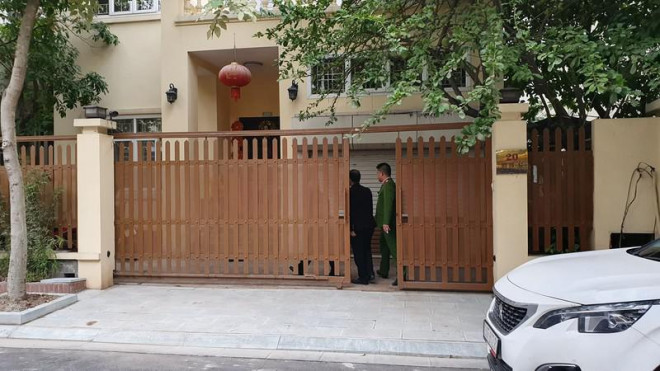 Đang khám nhà Chánh văn phòng Thành ủy Hà Nội - 1