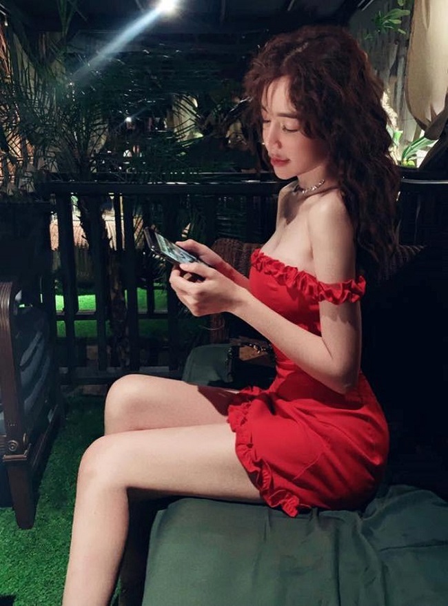 Hoặc cô sẽ diện những thiết kế có thiết kế vai trễ thế này.&nbsp;