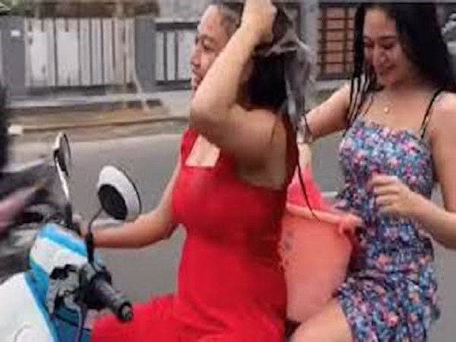 Tắm gội trên xe máy, hai cô gái trẻ nhận "trái đắng" - 1