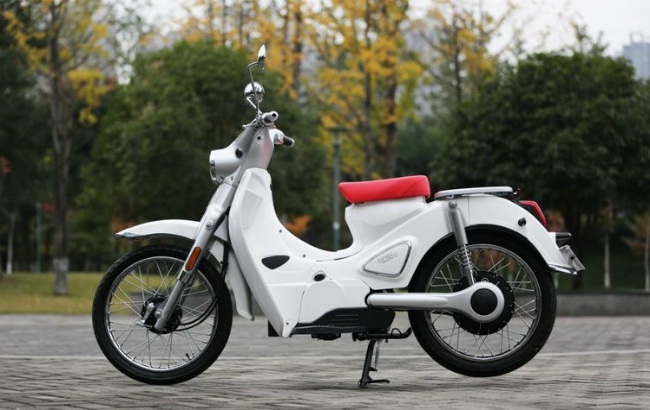 Không những đáng chú ý về mặt ngoài hình giống Honda Super Cub C125, Zongshen Cineco e-Classic 2020 còn được cho là sở hữu công nghệ hiện đại có khả năng đem lại quãng đường di chuyển xa tới 120 km mỗi lần sạc pin.