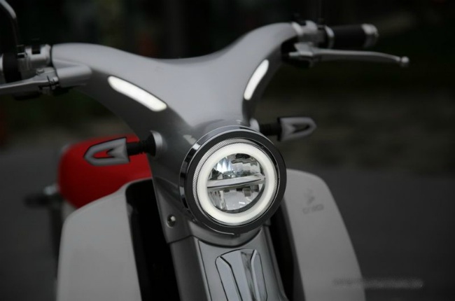 Đèn pha LED với hình tròn.