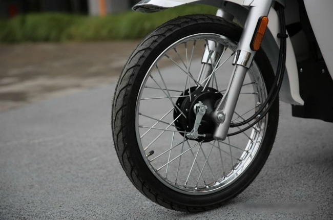 Vành bánh trước xe.