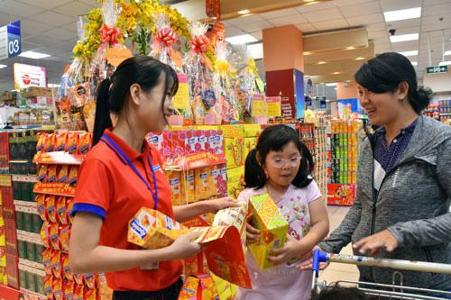 Nhiều siêu thị ở TP HCM đã triển khai chương trình khuyến mãi hàng Tết Ảnh: Tấn Thạnh