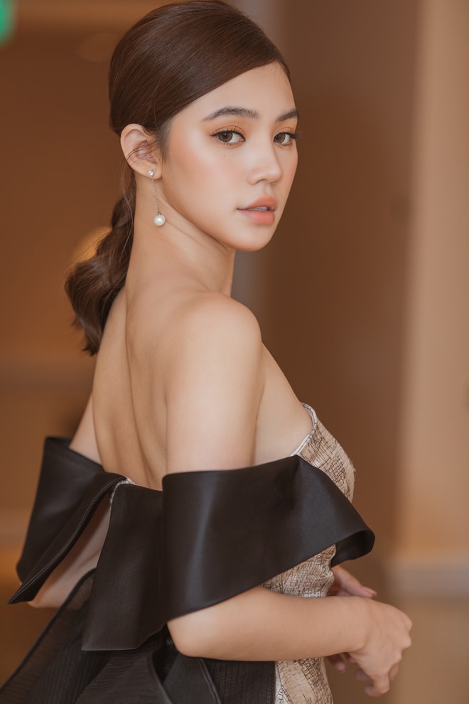 Hoa hậu Jolie Nguyễn mặc gợi cảm đi chấm thi hoa khôi - 1