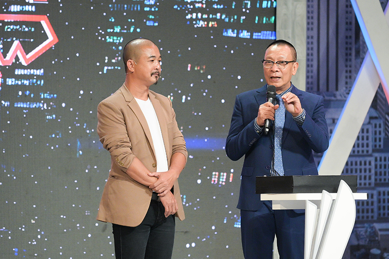Phó đạo diễn Nguyễn Văn Nghệ đến "Cơ hội cho ai?" để tìm cơ hội nghề nghiệp cho mình.