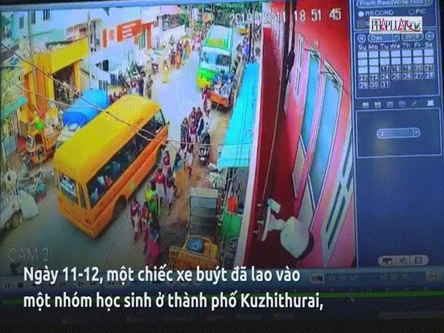 Thế giới - Kinh hoàng xe buýt lao vào đám đông học sinh