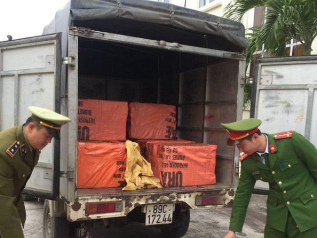 Phát hiện xe tải chở hơn 1 tấn chân giò, nầm và xương lợn "bẩn" trên đường về Hà Nội