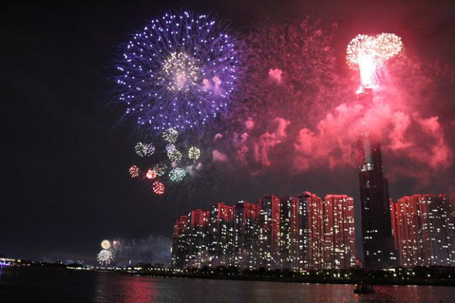 Trong đêm giao giữa năm cũ với năm mới, pháo hoa sẽ tỏa sáng trên bầu trời TP HCM