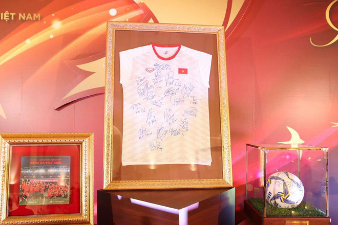 Chiếc áo thi đấu, quả bóng và quyển sách ảnh “Dấu ấn lịch sử bóng đá Việt Nam” có đầy đủ chữ ký của các thành viên ĐT Việt Nam đã được bán đấu giá với mức 1 tỷ đồng.&nbsp;