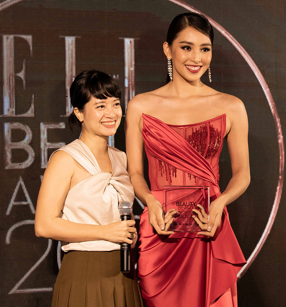 Mới đây, sự kiện Elle&nbsp;Beauty Awards 2020 đã bất ngờ vinh danh Hoa hậu Việt Nam 2018 - Tiểu Vy - giải thưởng "Best Face of the year" (gương mặt hoàn hảo&nbsp;nhất của năm). Theo đó, giải thưởng do ban cố vấn và khán giả bình chọn trong suốt nhiều tháng liền. Ban tổ chức đánh giá, sau 1 năm đăng quang Hoa hậu, nhan sắc Tiểu Vy ngày càng thăng hạng.