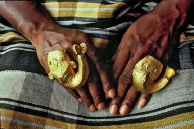 Từ thế kỷ 17, con đường buôn vàng đi qua khu vực này&nbsp;nên nhiều người Ashanti đã tham gia buôn vàng kiếm được nhiều tiền.