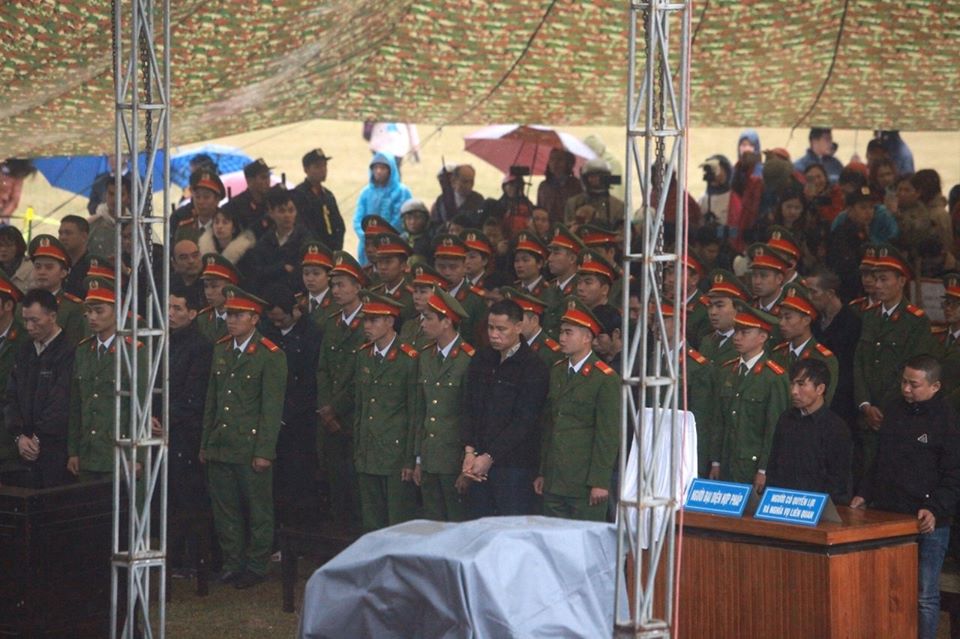  9 bị cáo lắng nghe HĐXX tuyên án