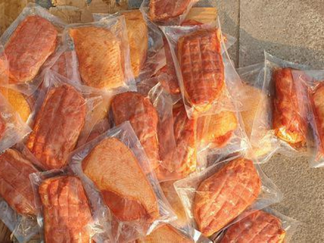 VIDEO: Bắt hơn 1 tấn thịt đông lạnh, bánh kẹo Trung Quốc đang tập kết ở Hà Nội