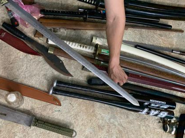 Pháp luật - Gần 200 công an đột kích sào huyệt 2 giang hồ cộm cán, thu giữ súng, nhiều tiền, vàng