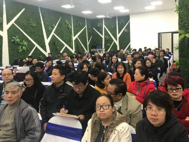 Hàng trăm người mua nhà có mặt tại buổi gặp với chủ đầu tư ngày 28/12. Nhiều ý kiến rất bức xúc của người dân về quyền lợi chính đáng của họ bị xâm phạm nghiêm trọng trong nhiều năm nhưng không được giải quyết. Nhiều người đã có đơn thư gửi cơ quan chức năng nhưng việc xử lý hết sức chậm trễ, thậm chí có biểu hiện né tránh. Đây là một trong nhiều ví dụ cụ thể về những khe hở trong quy định "bán nhà trên giấy"...