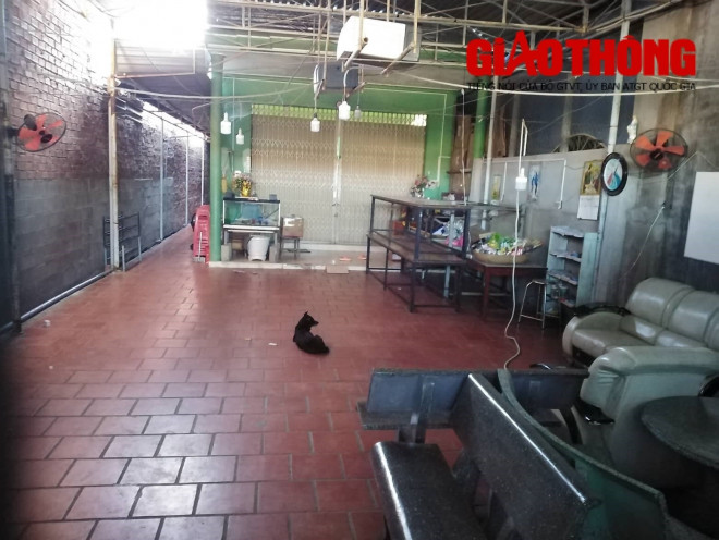 Cơ sở trên đóng cửa im ỉm, toàn bộ bàn ghế, dụng cụ dạy học đã được xếp lại gọn vào một góc nhà