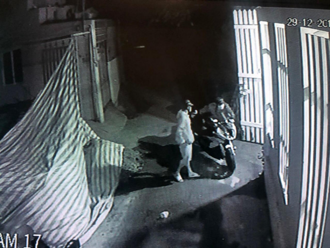 Hình ảnh camera ghi lại cảnh các đối tượng thực hiện vụ trộm