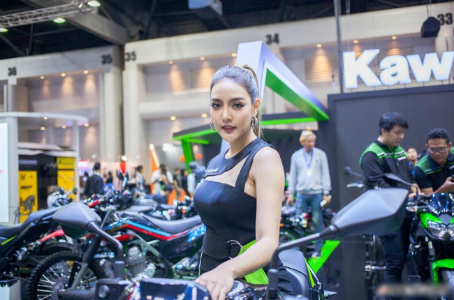 Người đẹp nóng bỏng tạo dáng bên xế nổ của Kawasaki.