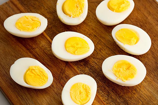 Thói quen nhiều người mắc khi luộc biến trứng gà thành chất độc - 3