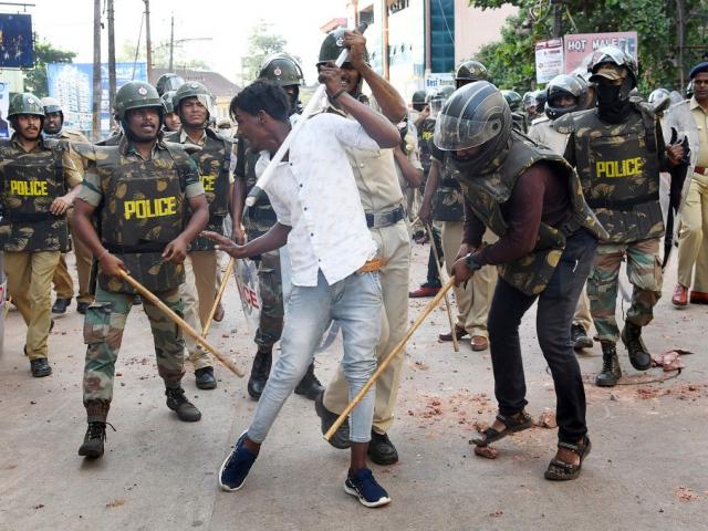 Thế giới - Vũ khí bằng tre có thể đánh gãy xương, gây chết người ở Ấn Độ