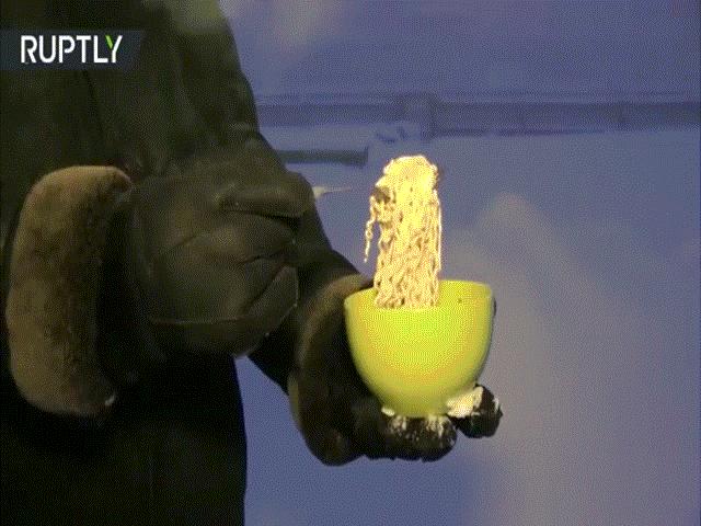 Thế giới - Video: Lạnh đến âm 50 độ C, mì vừa nhấc lên đóng băng ngay lập tức