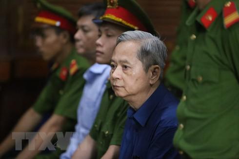 Ngay từ đầu phiên tòa, ông Nguyễn Hữu Tín thành khẩn nhận tội, không biện minh. (Ảnh: TTXVN)