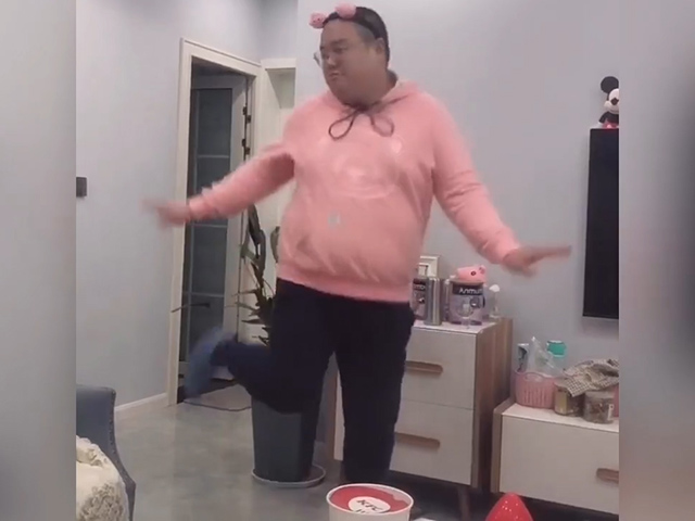 Video Clip Cười - Hình ảnh các chàng trai bỗng nhiên trở nên "yếu đuối"