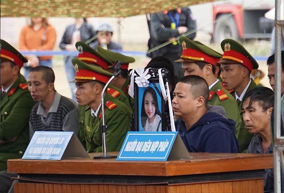 Người thân mang di ảnh nữ sinh tới phiên tòa - Ảnh: Nguyễn Hoàn 