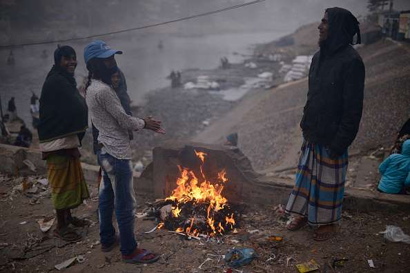 Cư dân thủ đô Dhaka đốt lửa sưởi ấm, khi cả nước&nbsp;Baghladesh đang phải hứng chịu&nbsp;đợt rét đậm nhất trong năm (Ảnh: Getty)