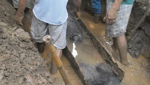 Người dân tự ký khai quật mộ, tự xưng danh Trạng Trình. (Ảnh minh họa)