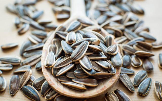 Khi chọn mua hạt hướng dương, người mua nên chọn hạt có màu sắc tự nhiên.