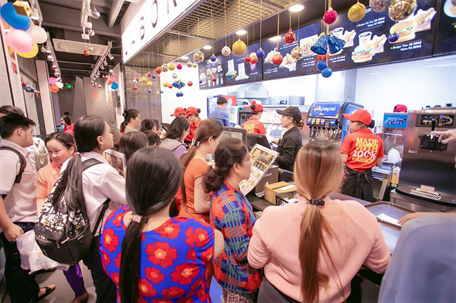 Cửa hàng Lotteria đi vào hoạt động với doanh thu vượt dự kiến, đây là cơ sở giúp khách hàng an tâm triển khai các loại hình kinh doanh