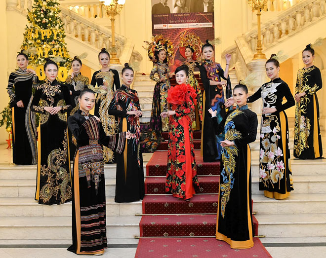 Nữ hoàng hoa hồng Bùi Thành Hương ra mắt BST áo dài “Màu thời gian”