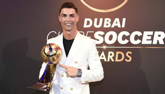 Ronaldo lần thứ 6 trong đời và là lần thứ tư liên tiếp ẵm danh hiệu "Cầu thủ xuất sắc nhất năm" ở Gala "Bóng đá toàn cầu" tại Dubai