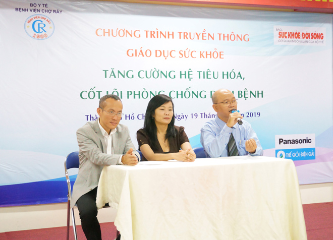 Đội ngũ chuyên gia tham dự: BS. CKII Hồ Tấn Phát (bên phải), TS. BS. Lưu Ngân Tâm (ở giữa), ông Mai Thế Trung (bên trái)