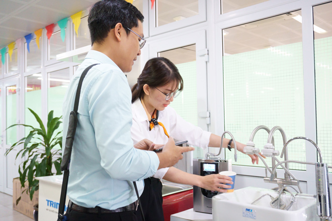 Người bệnh dùng thử nước ion kiềm được lấy trực tiếp từ máy tại bệnh viện