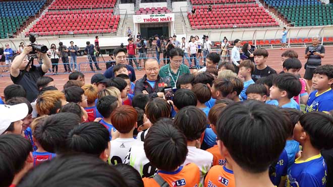 Sau đó, HLV trưởng U23 Việt Nam có cuộc trò chuyện ngắn với fan Hàn Quốc.