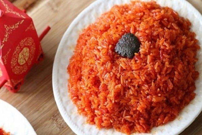 Ăn xôi gấc có màu đỏ của gấc là màu tự nhiên của đất nên sẽ tạo ra sự dung hòa, thuận lợi cho năm mới.