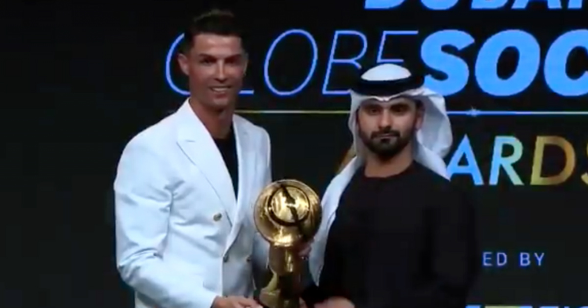 Ronaldo bất ngờ vượt Messi đoạt danh hiệu "Cầu thủ xuất sắc nhất năm"