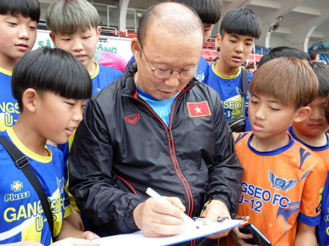 Bóng đá - HLV Park Hang Seo bị trăm fan Hàn Quốc bao vây trên sân tập U23 Việt Nam