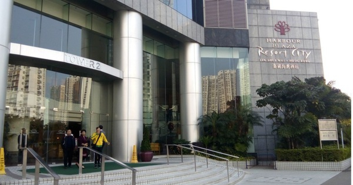 Phi thường - kỳ quặc - Xông vào phòng khách sạn, đẩy cô gái trẻ xuống giường đánh đập