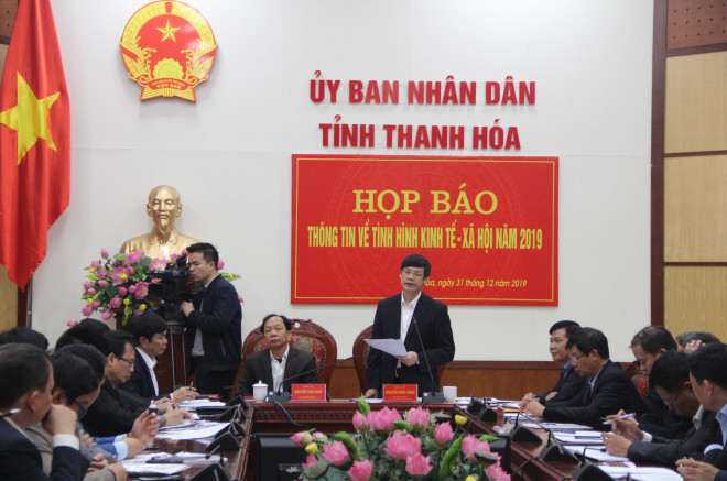 Ông Nguyễn Đình Xứng, Chủ tịch UBND tỉnh Thanh Hóa trả lời các câu hỏi của báo chí tại cuộc họp báo chiều ngày 31-12
