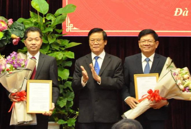 Ông Nguyễn Văn Quảng (trái) tại buổi lễ công bố quyết định của Ban Bí thư Trung ương.