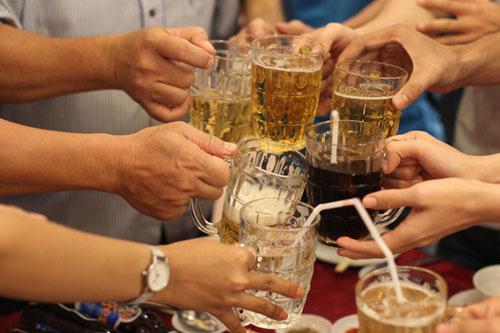 Luật Phòng chống tác hại của rượu, bia kỳ vọng thay đổi dần thói quen sử dụng rượu, bia của người Việt Ảnh: Hoàng Triều